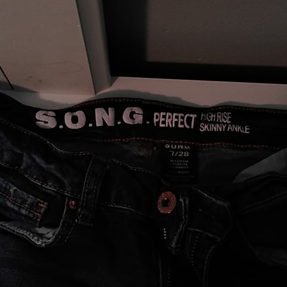 Defeats dress code - Picture 3 of 3